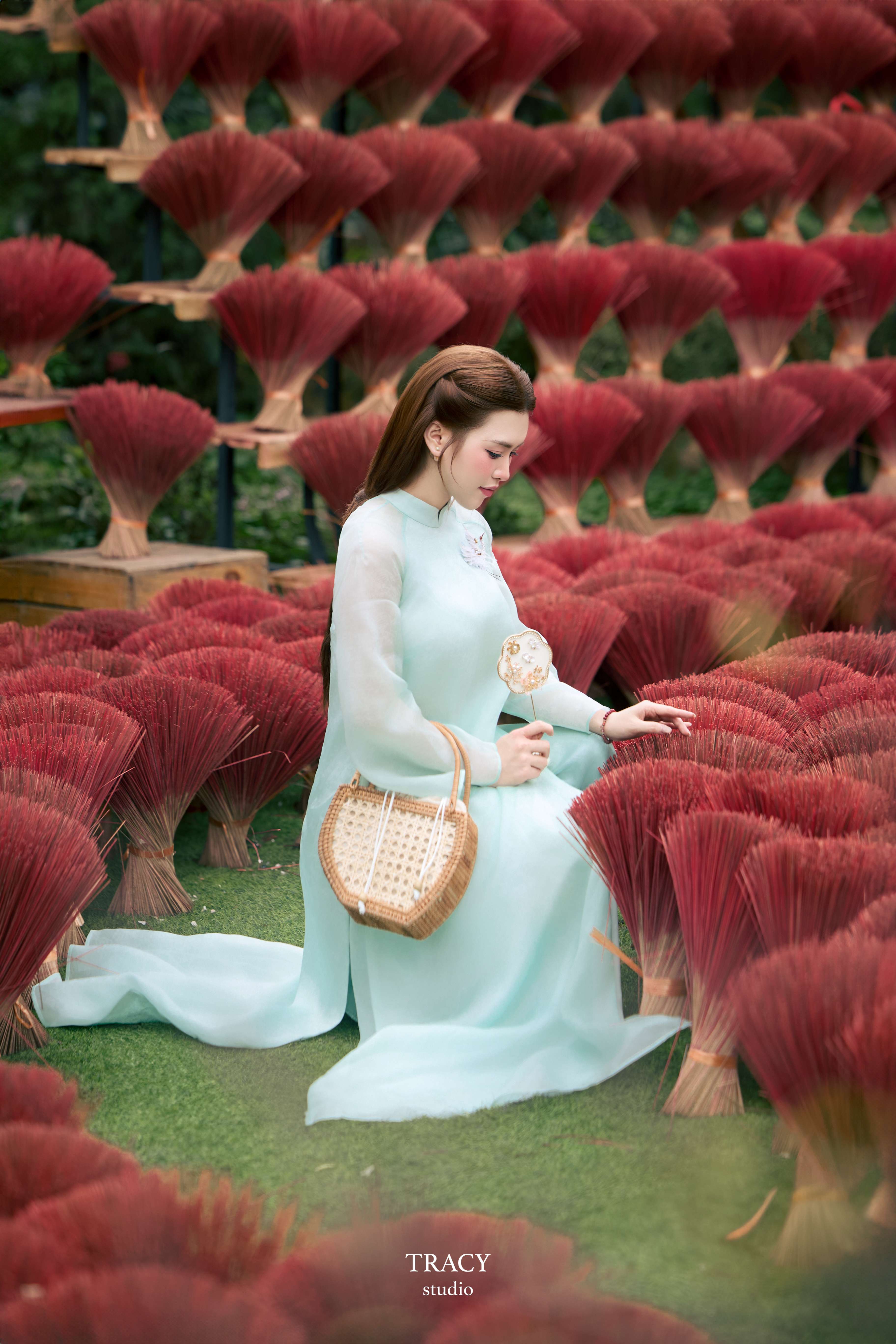 frontend/img/gallery/anh-tet-yem-ao-dai/tracy-studio-chup-ao-dai-dao-xuan (13).jpg